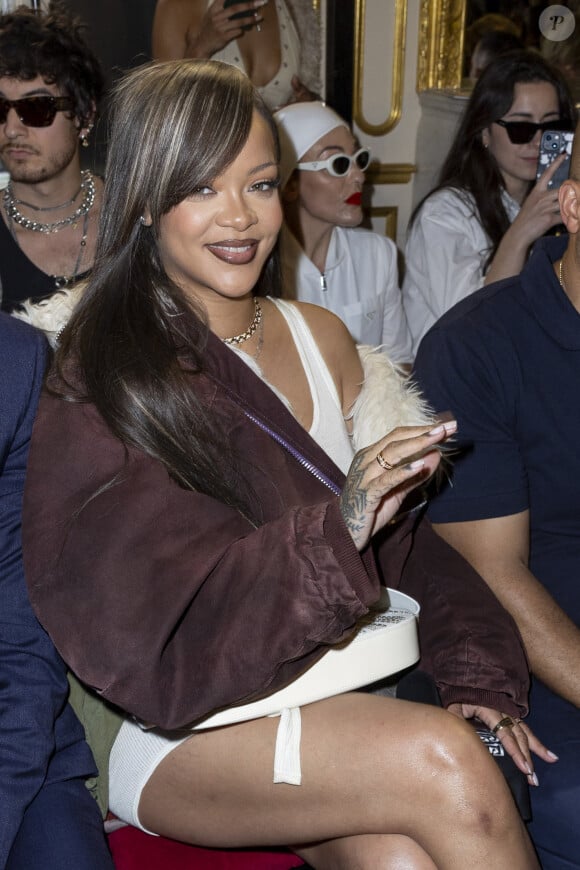 En front row, Rihanna a filmé les nombreuses pièces streetwear qu'A$AP Rocky a imaginées.
Rihanna au défilé Homme A$AP Rocky X American Sabotage by AWGE Printemps/Été 2025 dans le cadre de la Fashion Week de Paris, France, le 21 juin 2024. © Olivier Borde/Bestimage 