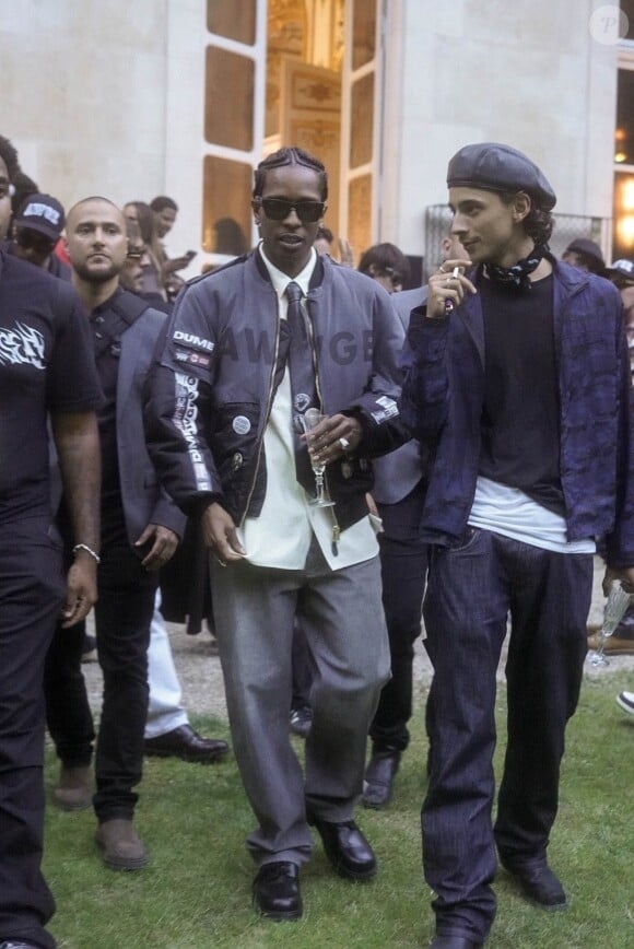 Le chanteur a présenté sa première collection surprise de sa marque AWGE lors de la Fashion Week de mode masculine
A$AP Rocky lors du défilé de sa marque AWGE lors de la Fashion Week homme de Paris (printemps-été 2025) le 21 juin 2024.