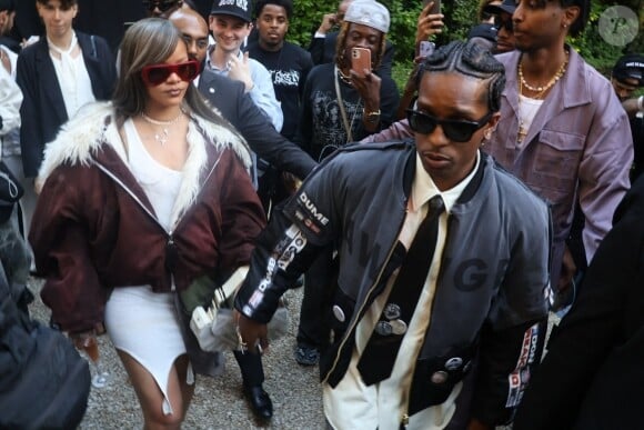 A$AP Rocky avec sa compagne Rihanna lors du défilé de sa marque AWGE lors de la Fashion Week homme de Paris (printemps-été 2025) le 21 juin 2024.