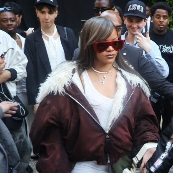 A$AP Rocky avec sa compagne Rihanna lors du défilé de sa marque AWGE lors de la Fashion Week homme de Paris (printemps-été 2025) le 21 juin 2024.