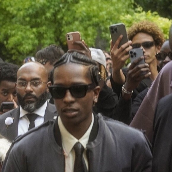 Rihanna a créé l'euphorie à Paris avec A$AP Rocky
A$AP Rocky avec sa compagne Rihanna lors du défilé de sa marque AWGE lors de la Fashion Week homme de Paris (printemps-été 2025) le 21 juin 2024.