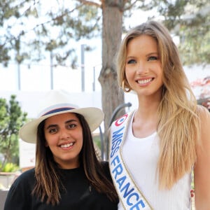 Inés Reg et Amandine Petit, Miss France 2021, lors des Internationaux de France de Tennis de Roland Garros à Paris, le 10 juin 2021