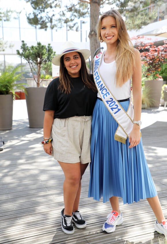 Inés Reg et Amandine Petit, Miss France 2021, lors des Internationaux de France de Tennis de Roland Garros à Paris, le 10 juin 2021