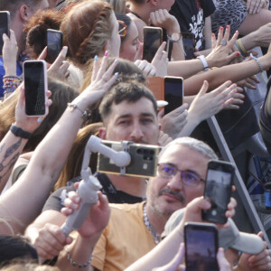 Exclusif - Slimane fait une entrée surprise en traversant la foule lors de l'enregistrement de l'émission "La fête de la Musique" à Reims le 21 juin et diffusée le 22 juin à 21h10 sur France 2 et sur France.tv. Une soirée inédite, mise en scène et chorégraphié par K.Ouali, avec plus de 40 artistes en live. Ils seront accompagnés par les danseurs de la troupe du Paradis Latin. Une soirée de fête rythmée par des medleys, des duos exceptionnels, les tubes du moment et les talents d'aujourd'hui et de demain. © Jack Tribeca / Jeremy Melloul / Bestimage 