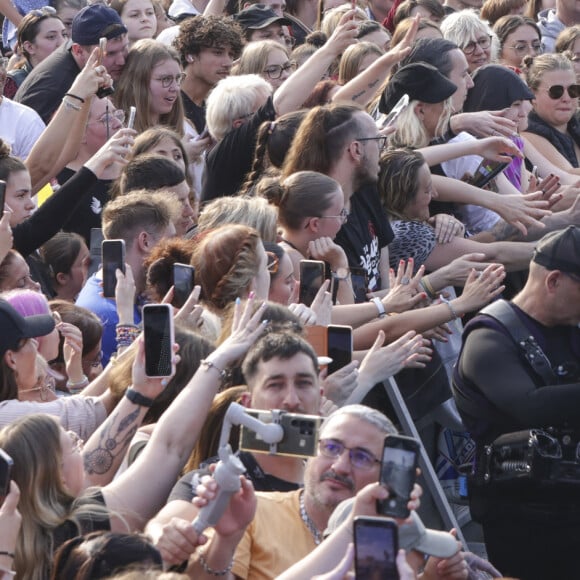 Exclusif - Slimane fait une entrée surprise en traversant la foule lors de l'enregistrement de l'émission "La fête de la Musique" à Reims le 21 juin et diffusée le 22 juin à 21h10 sur France 2 et sur France.tv. Une soirée inédite, mise en scène et chorégraphié par K.Ouali, avec plus de 40 artistes en live. Ils seront accompagnés par les danseurs de la troupe du Paradis Latin. Une soirée de fête rythmée par des medleys, des duos exceptionnels, les tubes du moment et les talents d'aujourd'hui et de demain. © Jack Tribeca / Jeremy Melloul / Bestimage 