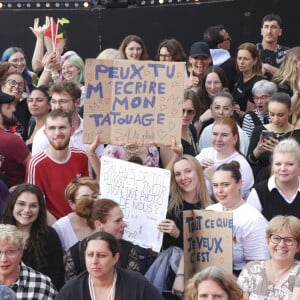 Exclusif - Slimane fait une entrée surprise en traversant la foule lors de l'enregistrement de l'émission "La fête de la Musique" à Reims le 21 juin et diffusée le 22 juin à 21h10 sur France 2 et sur France.tv. Une soirée inédite, mise en scène et chorégraphié par K.Ouali, avec plus de 40 artistes en live. Ils seront accompagnés par les danseurs de la troupe du Paradis Latin. Une soirée de fête rythmée par des medleys, des duos exceptionnels, les tubes du moment et les talents d'aujourd'hui et de demain. © Jack Tribeca / Jeremy Melloul / Bestimage 