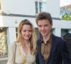  Pour célébrer leur union au sein de l'église St George à Anstey (au nord de Londres) samedi 22 juin, la jolie blonde portrait une robe blanche aux bretelles ornés de noeuds, ainsi qu'un voile de dentelle.
Talulah Riley et Thomas Brodie-Sangster lors de la première de "Strictly Confidential" à Londres, le 8 mai 2024