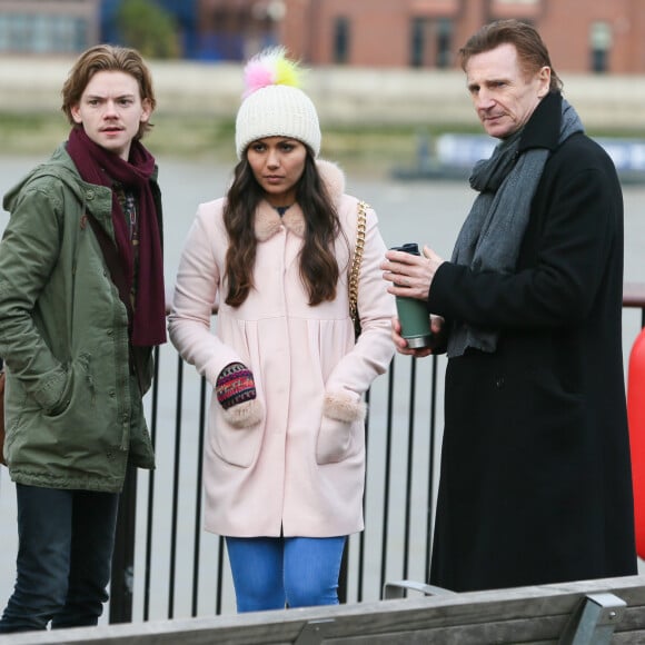 Thomas Brodie-Sangster, Olivia Olsen et Liam Neeson sur le tournage de "Love Actually 2" 14 ans après le premier volet à l'extarieur de la Tate Gallery à Londres le 16 février 2017