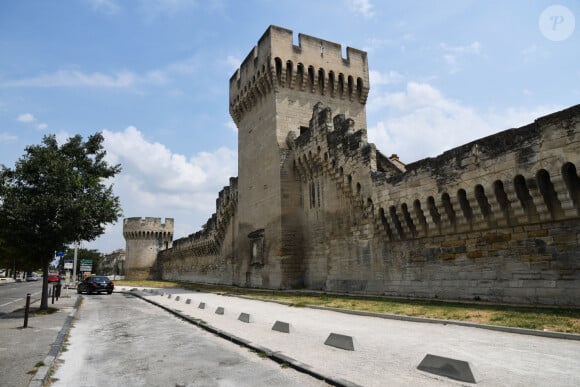 Une vue des remparts de la ville d'Avignon pendant la période du Festival OFF le 27 juillet 2018. Cette année le Festival a réuni plus de 1500 spectacles qui se jouent entre 11h et 23H. Durant le Festival ceux sont des centaines de milliers de flyers qui sont distribués au public, des milliers d'affiches qui envahissent les rues... Pendant trois semaines, le Festival nourrit les espoirs d'artistes en quête de reconnaissance. En 52 ans d'existence, le Off s'est imposé comme un lieu immanquable des créations théâtrales. 1 276 programmateurs, cette année dans le Off, producteurs et autres directeurs de salles ont fait leur choix sur différents spectacles, du One Man, de la comédie, des classiques, du théâtre pour enfants, du spectacles musicales, des créations, on trouve tout à Avignon.