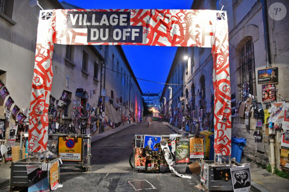 Illustration de la ville d'Avignon pendant la période du Festival OFF le 27 juillet 2018. Cette année le Festival a réuni plus de 1500 spectacles qui se jouent entre 11h et 23H. Durant le Festival ceux sont des centaines de milliers de flyers qui sont distribués au public, des milliers d'affiches qui envahissent les rues... Pendant trois semaines, le Festival nourrit les espoirs d'artistes en quête de reconnaissance. En 52 ans d'existence, le Off s'est imposé comme un lieu immanquable des créations théâtrales. 1 276 programmateurs, cette année dans le Off, producteurs et autres directeurs de salles ont fait leur choix sur différents spectacles, du One Man, de la comédie, des classiques, du théâtre pour enfants, du spectacles musicales, des créations, on trouve tout à Avignon.