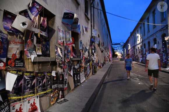 Illustration de la ville d'Avignon pendant la période du Festival OFF le 27 juillet 2018. Cette année le Festival a réuni plus de 1500 spectacles qui se jouent entre 11h et 23H. Durant le Festival ceux sont des centaines de milliers de flyers qui sont distribués au public, des milliers d'affiches qui envahissent les rues... Pendant trois semaines, le Festival nourrit les espoirs d'artistes en quête de reconnaissance. En 52 ans d'existence, le Off s'est imposé comme un lieu immanquable des créations théâtrales. 1 276 programmateurs, cette année dans le Off, producteurs et autres directeurs de salles ont fait leur choix sur différents spectacles, du One Man, de la comédie, des classiques, du théâtre pour enfants, du spectacles musicales, des créations, on trouve tout à Avignon.