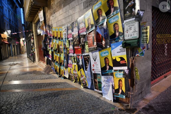 Illustration de la ville d'Avignon pendant la période du Festival OFF le 27 juillet 2018. Cette année le Festival a réuni plus de 1500 spectacles qui se jouent entre 11h et 23H. Durant le Festival ceux sont des centaines de milliers de flyers qui sont distribués au public, des milliers d'affiches qui envahissent les rues... Pendant trois semaines, le Festival nourrit les espoirs d'artistes en quête de reconnaissance. En 52 ans d'existence, le Off s'est imposé comme un lieu immanquable des créations théâtrales. 1 276 programmateurs, cette année dans le Off, producteurs et autres directeurs de salles ont fait leur choix sur différents spectacles, du One Man, de la comédie, des classiques, du théâtre pour enfants, du spectacles musicales, des créations, on trouve tout à Avignon.