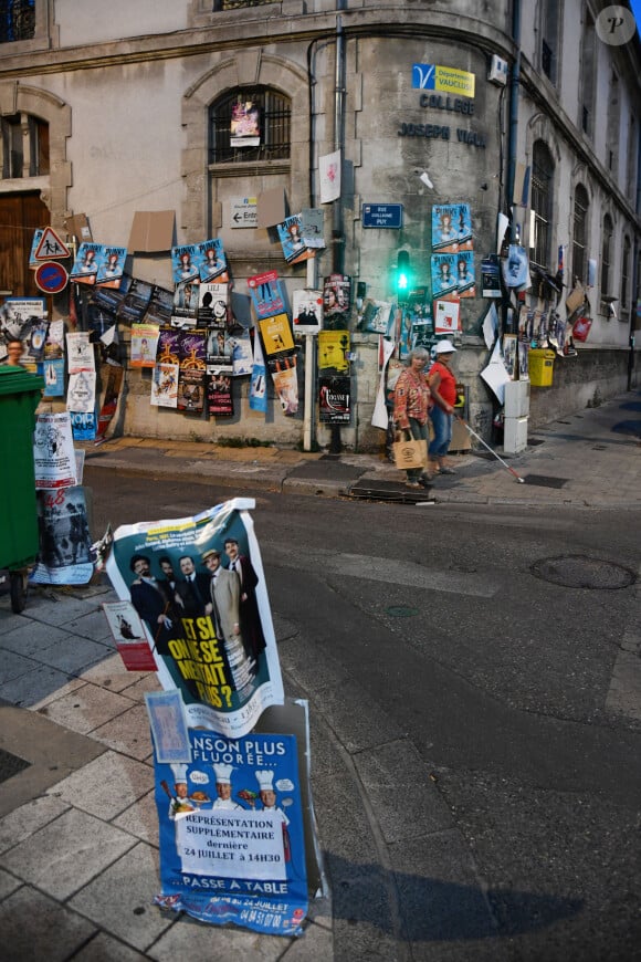 Illustration de la ville d'Avignon pendant la période du Festival OFF le 27 juillet 2018. Cette année le Festival a réuni plus de 1500 spectacles qui se jouent entre 11h et 23H. Durant le Festival ceux sont des centaines de milliers de flyers qui sont distribués au public, des milliers d'affiches qui envahissent les rues... Pendant trois semaines, le Festival nourrit les espoirs d'artistes en quête de reconnaissance. En 52 ans d'existence, le Off s'est imposé comme un lieu immanquable des créations théâtrales. 1 276 programmateurs, cette année dans le Off, producteurs et autres directeurs de salles ont fait leur choix sur différents spectacles, du One Man, de la comédie, des classiques, du théâtre pour enfants, du spectacles musicales, des créations, on trouve tout à Avignon.