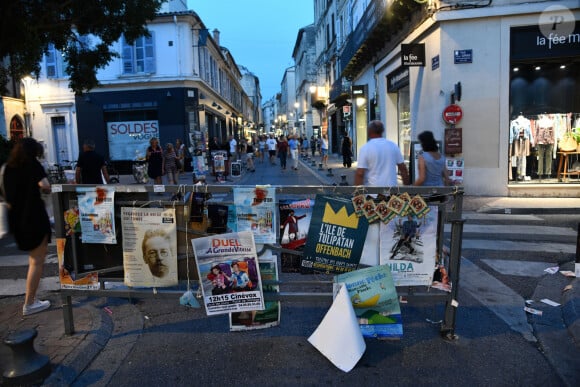 Illustration de la ville d'Avignon pendant la période du Festival OFF le 27 juillet 2018. Cette année le Festival a réuni plus de 1500 spectacles qui se jouent entre 11h et 23H. Durant le Festival ceux sont des centaines de milliers de flyers qui sont distribués au public, des milliers d'affiches qui envahissent les rues... Pendant trois semaines, le Festival nourrit les espoirs d'artistes en quête de reconnaissance. En 52 ans d'existence, le Off s'est imposé comme un lieu immanquable des créations théâtrales. 1 276 programmateurs, cette année dans le Off, producteurs et autres directeurs de salles ont fait leur choix sur différents spectacles, du One Man, de la comédie, des classiques, du théâtre pour enfants, du spectacles musicales, des créations, on trouve tout à Avignon.