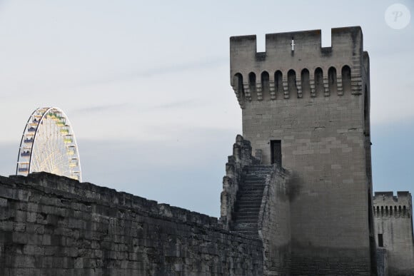 Une vue des remparts de la ville d'Avignon pendant la période du Festival OFF le 27 juillet 2018. Cette année le Festival a réuni plus de 1500 spectacles qui se jouent entre 11h et 23H. Durant le Festival ceux sont des centaines de milliers de flyers qui sont distribués au public, des milliers d'affiches qui envahissent les rues... Pendant trois semaines, le Festival nourrit les espoirs d'artistes en quête de reconnaissance. En 52 ans d'existence, le Off s'est imposé comme un lieu immanquable des créations théâtrales. 1 276 programmateurs, cette année dans le Off, producteurs et autres directeurs de salles ont fait leur choix sur différents spectacles, du One Man, de la comédie, des classiques, du théâtre pour enfants, du spectacles musicales, des créations, on trouve tout à Avignon.