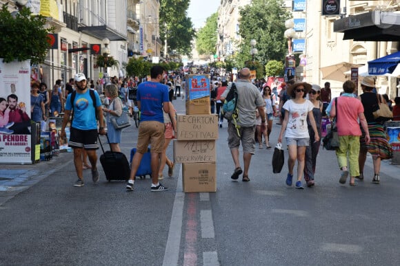 Illustration de la ville d'Avignon pendant la période du Festival OFF le 27 juillet 2018. Cette année le Festival a réuni plus de 1500 spectacles qui se jouent entre 11h et 23H. Durant le Festival ceux sont des centaines de milliers de flyers qui sont distribués au public, des milliers d'affiches qui envahissent les rues... Pendant trois semaines, le Festival nourrit les espoirs d'artistes en quête de reconnaissance. En 52 ans d'existence, le Off s'est imposé comme un lieu immanquable des créations théâtrales. 1 276 programmateurs, cette année dans le Off, producteurs et autres directeurs de salles ont fait leur choix sur différents spectacles, du One Man, de la comédie, des classiques, du théâtre pour enfants, du spectacles musicales, des créations, on trouve tout à Avignon.