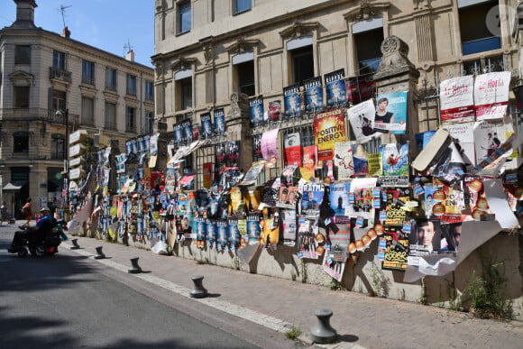 Illustration de la ville d'Avignon pendant la période du Festival OFF le 27 juillet 2018. Cette année le Festival a réuni plus de 1500 spectacles qui se jouent entre 11h et 23H. Durant le Festival ceux sont des centaines de milliers de flyers qui sont distribués au public, des milliers d'affiches qui envahissent les rues... Pendant trois semaines, le Festival nourrit les espoirs d'artistes en quête de reconnaissance. En 52 ans d'existence, le Off s'est imposé comme un lieu immanquable des créations théâtrales. 1 276 programmateurs, cette année dans le Off, producteurs et autres directeurs de salles ont fait leur choix sur différents spectacles, du One Man, de la comédie, des classiques, du théâtre pour enfants, du spectacles musicales, des créations, on trouve tout à Avignon.