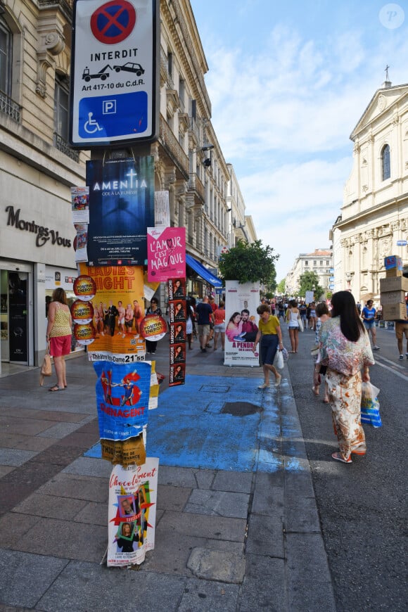 Illustration de la ville d'Avignon pendant la période du Festival OFF le 27 juillet 2018. Cette année le Festival a réuni plus de 1500 spectacles qui se jouent entre 11h et 23H. Durant le Festival ceux sont des centaines de milliers de flyers qui sont distribués au public, des milliers d'affiches qui envahissent les rues... Pendant trois semaines, le Festival nourrit les espoirs d'artistes en quête de reconnaissance. En 52 ans d'existence, le Off s'est imposé comme un lieu immanquable des créations théâtrales. 1 276 programmateurs, cette année dans le Off, producteurs et autres directeurs de salles ont fait leur choix sur différents spectacles, du One Man, de la comédie, des classiques, du théâtre pour enfants, du spectacles musicales, des créations, on trouve tout à Avignon.