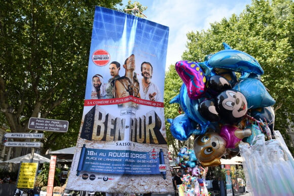 Illustration de la ville d'Avignon pendant la période du Festival OFF le 27 juillet 2018. Cette année le Festival a réuni plus de 1500 spectacles qui se jouent entre 11h et 23H. Durant le Festival ceux sont des centaines de milliers de flyers qui sont distribués au public, des milliers d'affiches qui envahissent les rues... Pendant trois semaines, le Festival nourrit les espoirs d'artistes en quête de reconnaissance. En 52 ans d'existence, le Off s'est imposé comme un lieu immanquable des créations théâtrales. 1 276 programmateurs, cette année dans le Off, producteurs et autres directeurs de salles ont fait leur choix sur différents spectacles, du One Man, de la comédie, des classiques, du théâtre pour enfants, du spectacles musicales, des créations, on trouve tout à Avignon.