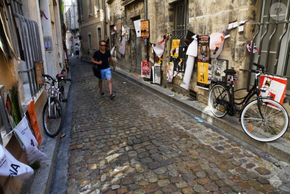 Illustration de la ville d'Avignon pendant la période du Festival OFF le 27 juillet 2018. Cette année le Festival a réuni plus de 1500 spectacles qui se jouent entre 11h et 23H. Durant le Festival ceux sont des centaines de milliers de flyers qui sont distribués au public, des milliers d'affiches qui envahissent les rues... Pendant trois semaines, le Festival nourrit les espoirs d'artistes en quête de reconnaissance. En 52 ans d'existence, le Off s'est imposé comme un lieu immanquable des créations théâtrales. 1 276 programmateurs, cette année dans le Off, producteurs et autres directeurs de salles ont fait leur choix sur différents spectacles, du One Man, de la comédie, des classiques, du théâtre pour enfants, du spectacles musicales, des créations, on trouve tout à Avignon.