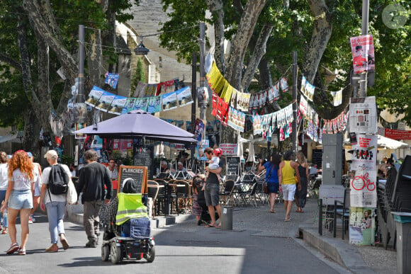 Illustration de la ville d'Avignon pendant la période du Festival OFF le 27 juillet 2018. Cette année le Festival a réuni plus de 1500 spectacles qui se jouent entre 11h et 23H. Durant le Festival ceux sont des centaines de milliers de flyers qui sont distribués au public, des milliers d'affiches qui envahissent les rues... Pendant trois semaines, le Festival nourrit les espoirs d'artistes en quête de reconnaissance. En 52 ans d'existence, le Off s'est imposé comme un lieu immanquable des créations théâtrales. 1 276 programmateurs, cette année dans le Off, producteurs et autres directeurs de salles ont fait leur choix sur différents spectacles, du One Man, de la comédie, des classiques, du théâtre pour enfants, du spectacles musicales, des créations, on trouve tout à Avignon.