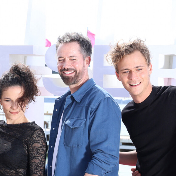 Hector Langevin, Raphaele Volkoff, Franck Monsigny, Emmanuel Moire et Farouk Bermouga - Photocall de "Demain nous appartient" lors du 7ème festival international Canneséries à Cannes, le 6 avril 2024. © Denis Guignebourg / Bestimage