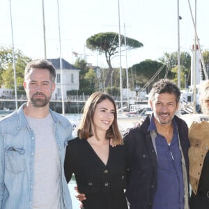 Xavier Deluc, Emmanuel Moire, Clémence Lassalas, Kamel Belghazi, Julie Debazac, Charlotte Gaccio, Ingrid Chauvin et Alexandre Brasseur au photocall de la série "Demain nous appartient" lors de la 24ème édition du Festival de la Fiction TV de La Rochelle, France, le 17 septembre 2022. © Patrick bernard/Bestimage 