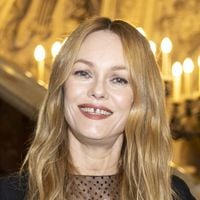 PHOTOS Vanessa Paradis retrouve une célèbre ex de son mari Samuel Benchetrit au défilé Chanel, les 2 actrices rivalisent d'élégance