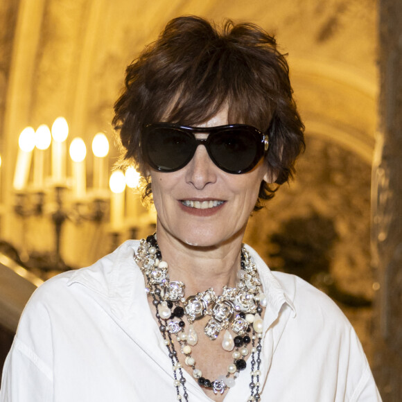 Ines de la Fressange au photocall du deuxième défilé de mode Chanel Haute-Couture automne-hiver 2024/2025 au palais Garnier lors de la Fashion Week de Paris, France, le 25 juin 2024. © Olivier Borde/Bestimage