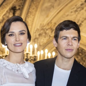 Keira Knightley et son mari James Righton au photocall du défilé de mode Chanel Haute-Couture automne-hiver 2024/2025 au palais Garnier lors de la Fashion Week de Paris, France, le 25 juin 2024. © Olivier Borde/Bestimage