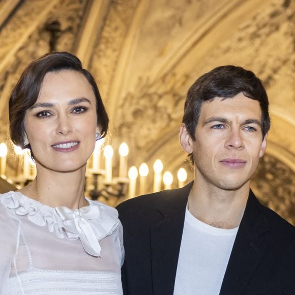 Keira Knightley et son mari James Righton au photocall du défilé de mode Chanel Haute-Couture automne-hiver 2024/2025 au palais Garnier lors de la Fashion Week de Paris, France, le 25 juin 2024. © Olivier Borde/Bestimage