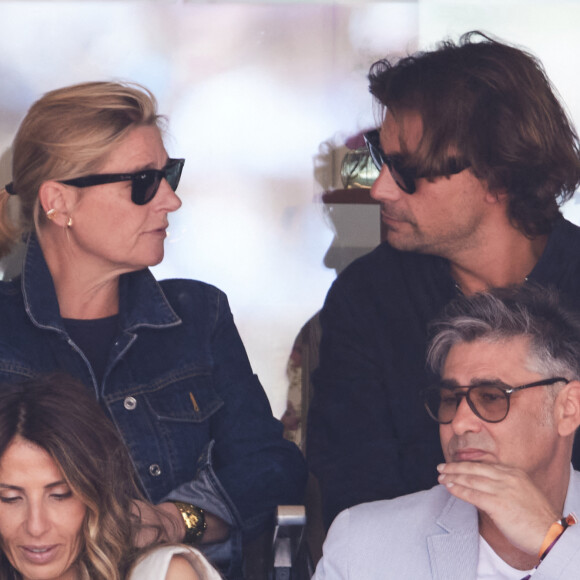 Bertrand Chameroy, Anne-Elisabeth Lemoine - Célébrités dans les tribunes de la finale homme des Internationaux de France de tennis de Roland Garros 2024 à Paris le 9 juin 2024. © Jacovides-Moreau/Bestimage 