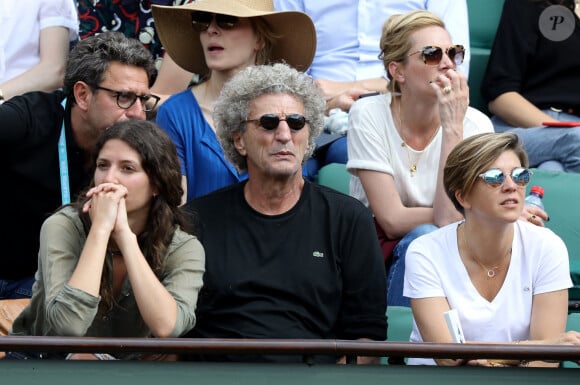 Elie Chouraqui entouré de sa fille Sarah et de Bénédicte Le Chatelier dans les tribunes des internationaux de Roland Garros - jour 4 - à Paris, France, le 30 mai 2018. © Cyril Moreau - Dominique Jacovides/Bestimage 