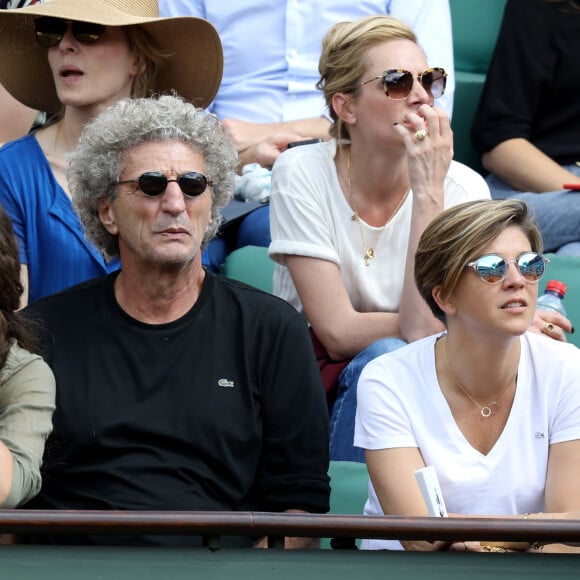 Elie Chouraqui entouré de sa fille Sarah et de Bénédicte Le Chatelier dans les tribunes des internationaux de Roland Garros - jour 4 - à Paris, France, le 30 mai 2018. © Cyril Moreau - Dominique Jacovides/Bestimage 