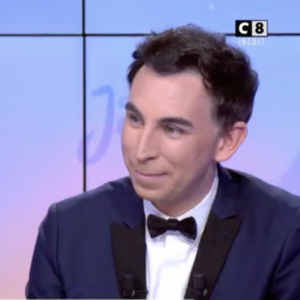 Jordan de Luxe a reçu dans son émission sur C8 baptisée "Chez Jordan", Pierre Arditi qui s'est livré sur son enfance, son état de santé, son épouse Evelyne Bouix mais pas que ! L'acteur a également révélé le nom de la célèbre actrice qui lui a, il fut un temps, fait tourner la tête.