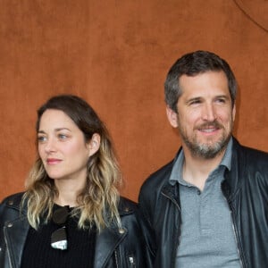 Là aussi qu'ils ont l'habitude de recevoir tous leurs amis...Marion Cotillard et Guillaume Canet dans le village pendant les Internationaux de France de tennis à l'arène Roland-Garros le 09 juin 2019 à Paris, France. Photo par Nasser Berzane/ABACAPRESS.COM