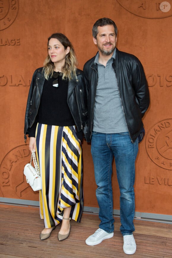 Là aussi qu'ils ont l'habitude de recevoir tous leurs amis...Marion Cotillard et Guillaume Canet dans le village pendant les Internationaux de France de tennis à l'arène Roland-Garros le 09 juin 2019 à Paris, France. Photo par Nasser Berzane/ABACAPRESS.COM