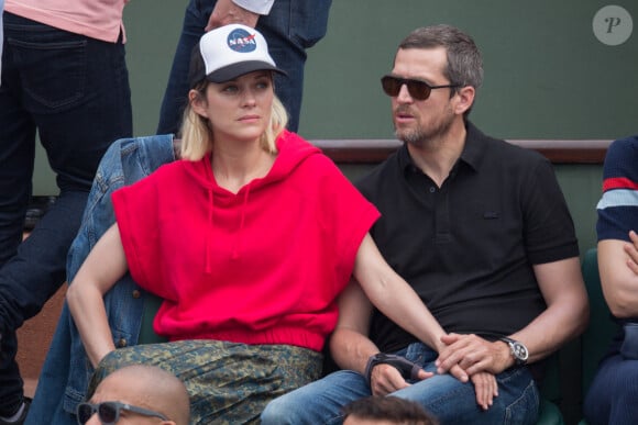 Guillaume Canet, Marion Cotillard en tribune lors des Internationaux de France de tennis à l'arène Roland-Garros le 10 juin 2018 à Paris, France. Photo par Nasser Berzane/ABACAPRESS.COM