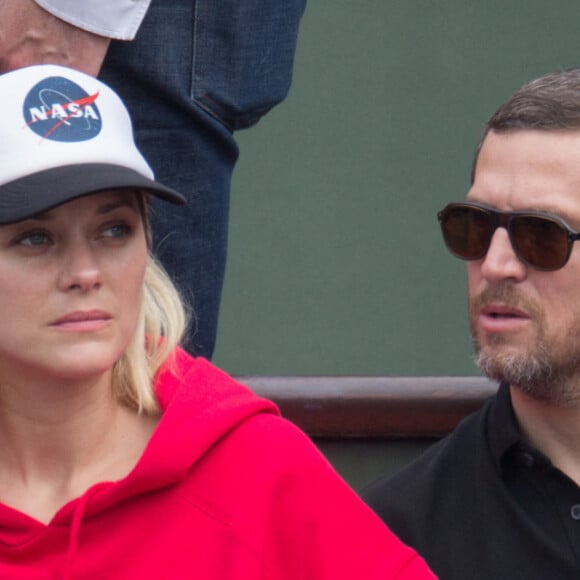 Guillaume Canet, Marion Cotillard en tribune lors des Internationaux de France de tennis à l'arène Roland-Garros le 10 juin 2018 à Paris, France. Photo par Nasser Berzane/ABACAPRESS.COM