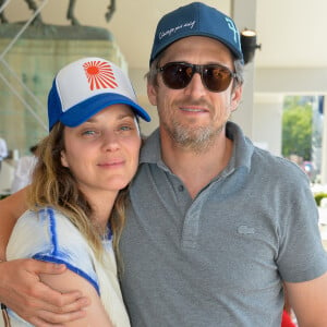 Guillaume Canet et Marion Cotillard possèdent une maison au Cap FerretMarion Cotillard et son compagnon Guillaume Canet dans la tente VIP lors du Longines Paris Eiffel Jumping au Champ de Mars à Paris. © Veeren Ramsamy/Bestimage 