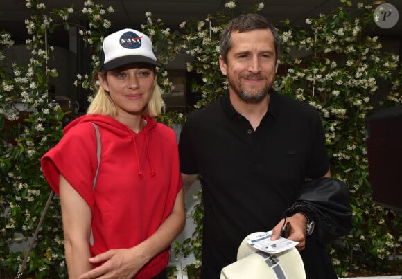 Guillaume Canet et sa compagne Marion Cotillard au village lors des internationaux de France à Roland Garros le 10 juin 2018. © Veeren / Bestimage 