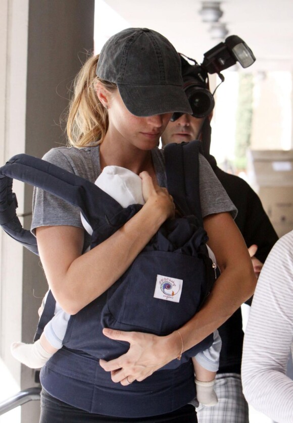 Gisele Bündchen à Beverly Hills avec son fils Benjamin. Le 22 mars 2010