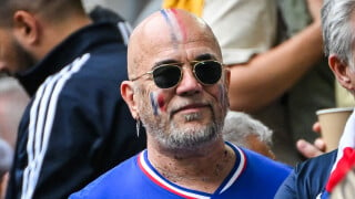 France - Belgique : Valérie Bègue, Pascal Obispo et Leïla Kaddour, supporters peinturlurés en bleu-blanc-rouge pour la victoire !