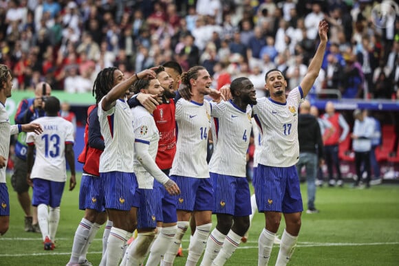 Célébration de l'équipe de france avec ses supporters - La France s'est imposée face à la Belgique (1-0) en huitièmes de finale de l'Euro 2024 à Dusseldorf le 1er juillet 2024.