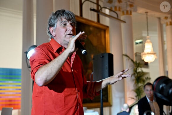 Tex, l'animateur TV et humoriste, durant le dîner de Gala caritatif de l'association Enfant Star et Match à l'hôtel Negresco à Nice, le 8 juin 2024. © Bruno Bebert / Bestimage