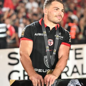 Sur le cliché, on peut voir Antoine Dupont et Pierre Graou torse nus, avec d'énormes lunettes de soleil futuristes sur le nez
 
Antoine Dupont et le Bouclier de Brennus Stade Toulousain sacré champion de France lors de la finale du Top14 opposant le Stade Toulousain à l'Union Bordeaux Begles au stade Velodrome à Marseille, France, le 2 juin 2024. Toulouse a gagné 59-3. © Valentina Claret/Panoramic/Bestimage