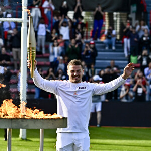 Antoine Dupont allume Le Chaudron Olympique - La Flamme Olympique (JO 2024) arrive en Haute-Garonne et traverse la Ville de Toulouse et finit dans le stade d'Ernest-Wallon le 17 mai 2024. © Thierry Breton / Panoramic / Bestimage