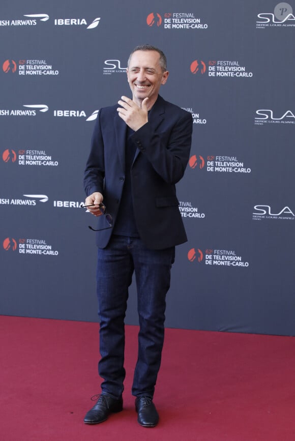 Gad Elmaleh sur le tapis rouge du photocall de la cérémonie d'ouverture du 62ème Festival de Télévision de Monte-Carlo, à Monaco, le 16 juin 2023. © Denis Guignebourg/BestImage 