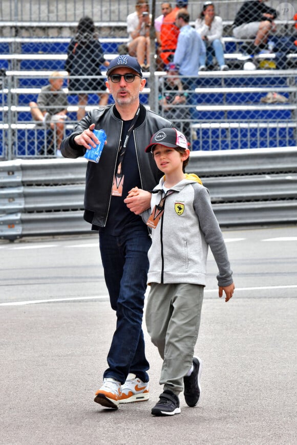 Gad Elmaleh est d'abord devenu papa avec la naissance de Noé, fruit de ses amours avec Anne Brochet. 
Gad Elmaleh et son fils Raphaël durant le 6eme Monaco E-Prix à Monaco. © Bruno Bebert/Bestimage