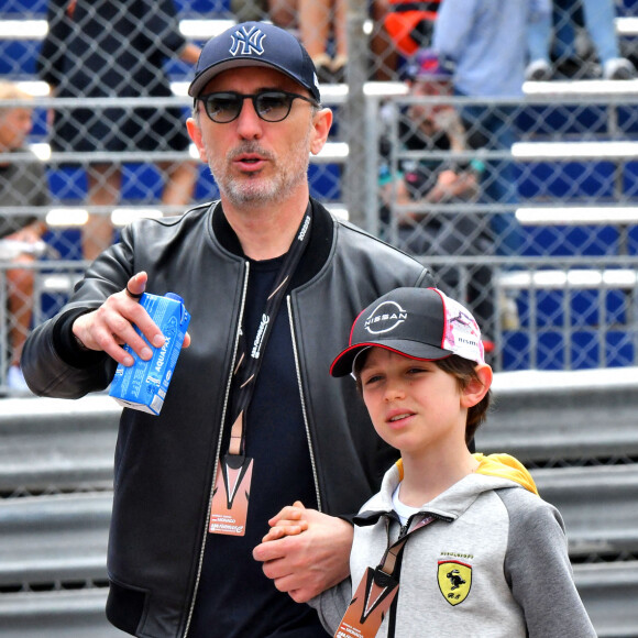 Gad Elmaleh est d'abord devenu papa avec la naissance de Noé, fruit de ses amours avec Anne Brochet. 
Gad Elmaleh et son fils Raphaël durant le 6eme Monaco E-Prix à Monaco. © Bruno Bebert/Bestimage